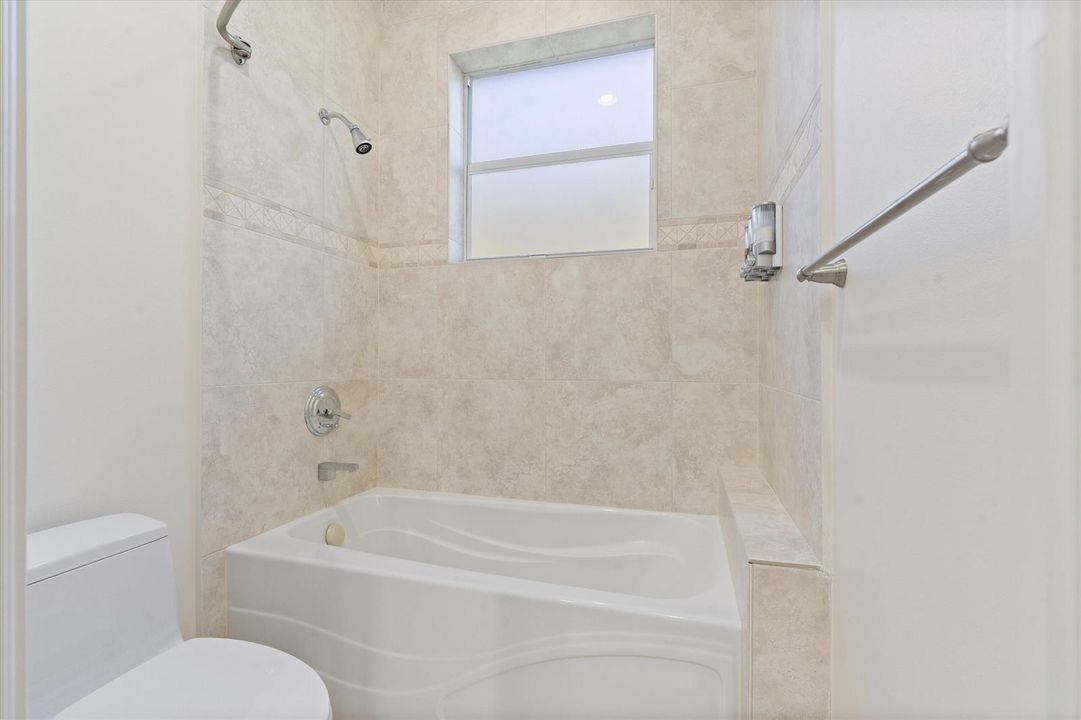 Private En Suite Bath 3 w Tub