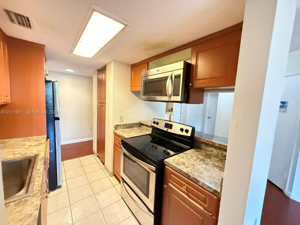 For Rent: $1,925 (2 beds, 2 baths, 980 Square Feet)