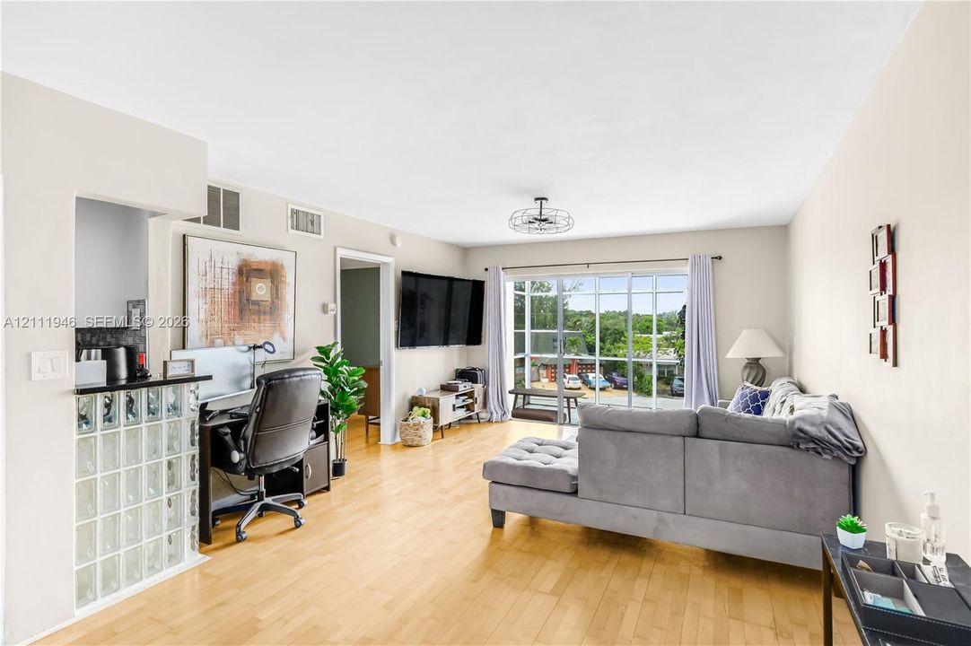 For Rent: $1,850 (1 beds, 1 baths, 600 Square Feet)