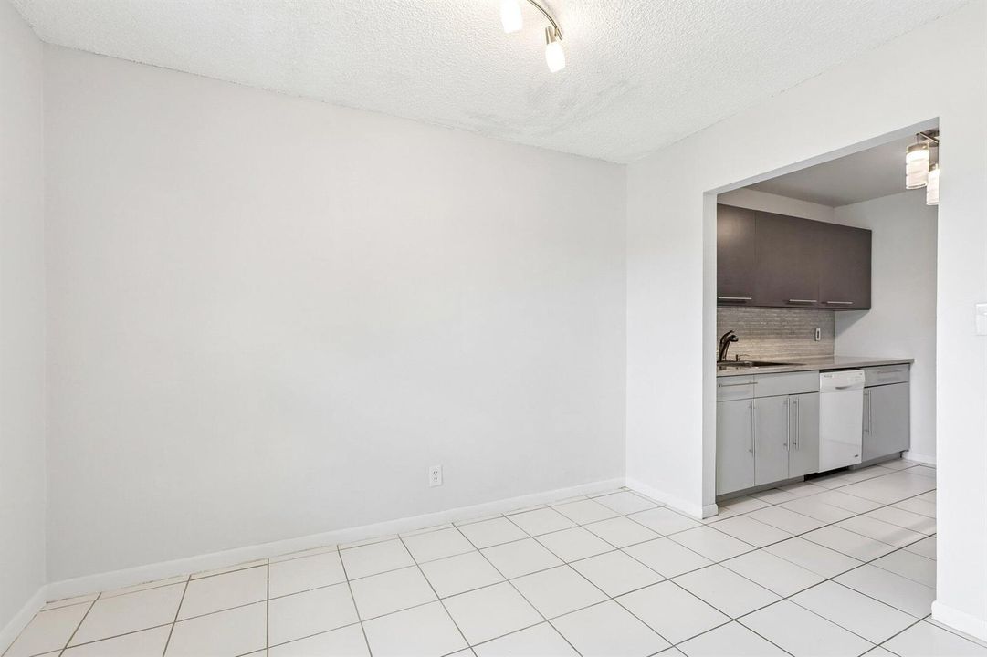 06_Dining-Area-Toward-Kitchen_Original-0