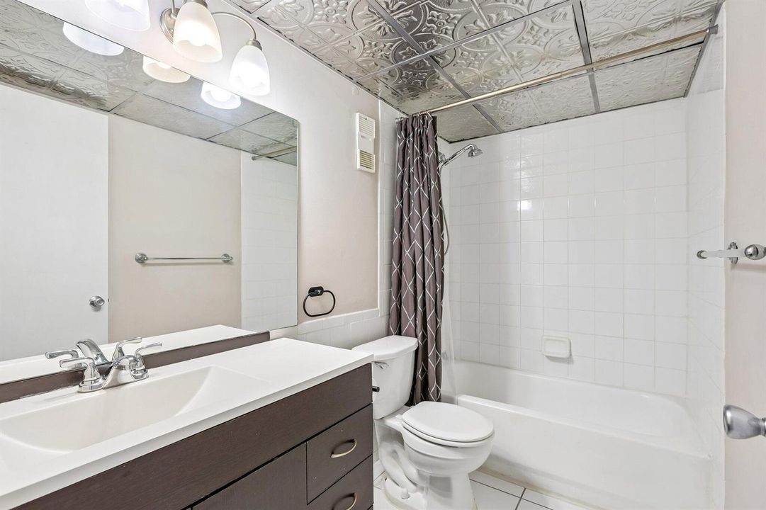 12_Hall-Bathroom_Original-015