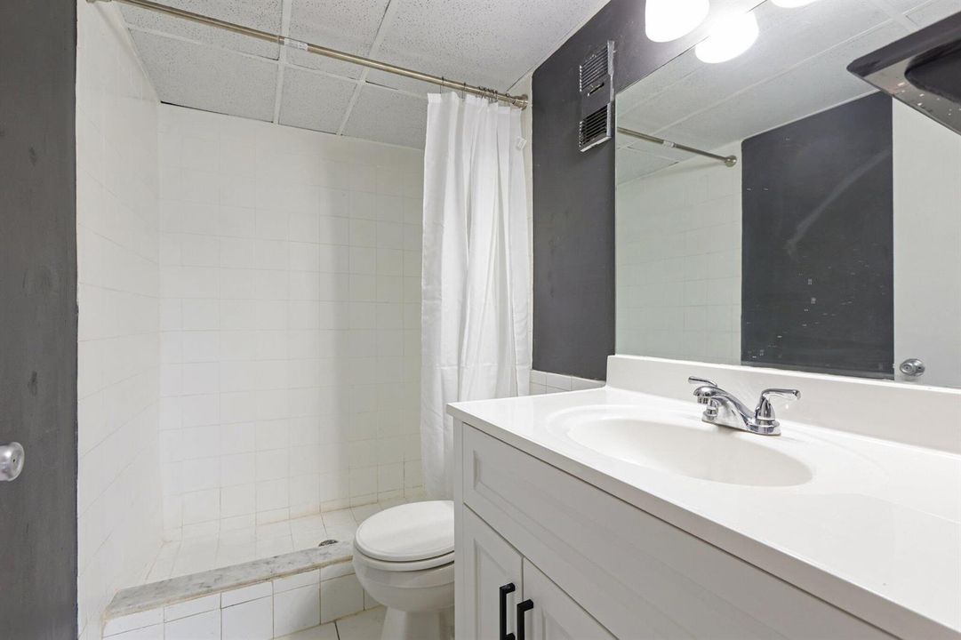 18_Primary-Bathroom-Shower_Original-029
