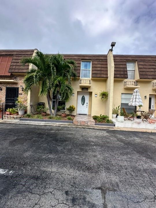 For Rent: $4,800 (2 beds, 2 baths, 1570 Square Feet)
