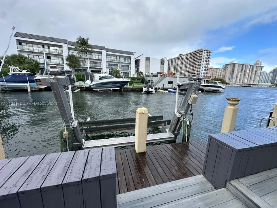 For Rent: $4,800 (2 beds, 2 baths, 1570 Square Feet)
