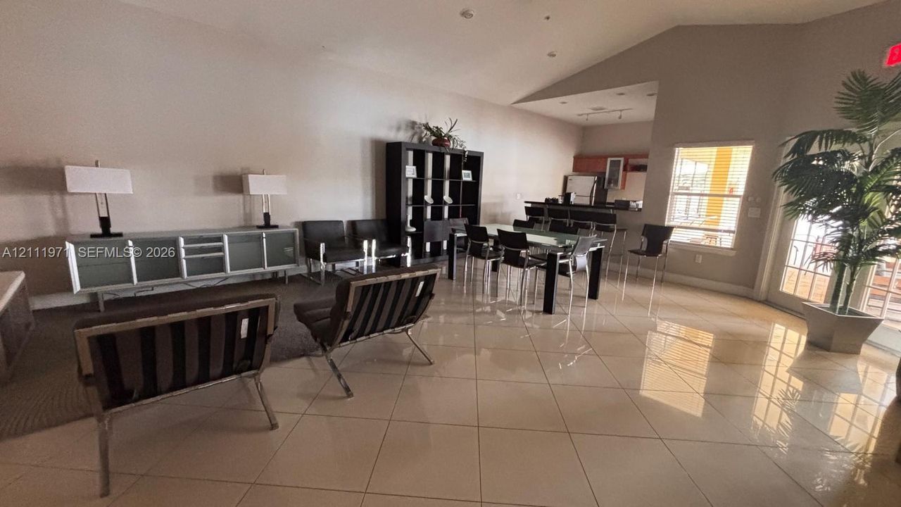 For Rent: $1,800 (1 beds, 1 baths, 743 Square Feet)