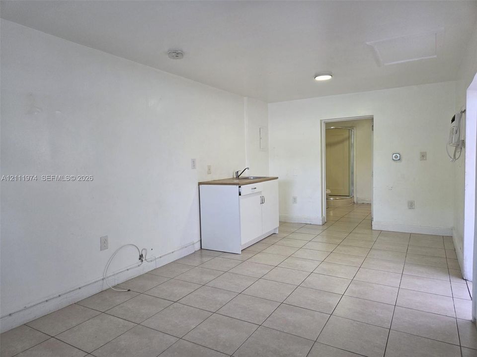 For Rent: $3,900 (2 beds, 1 baths, 1335 Square Feet)