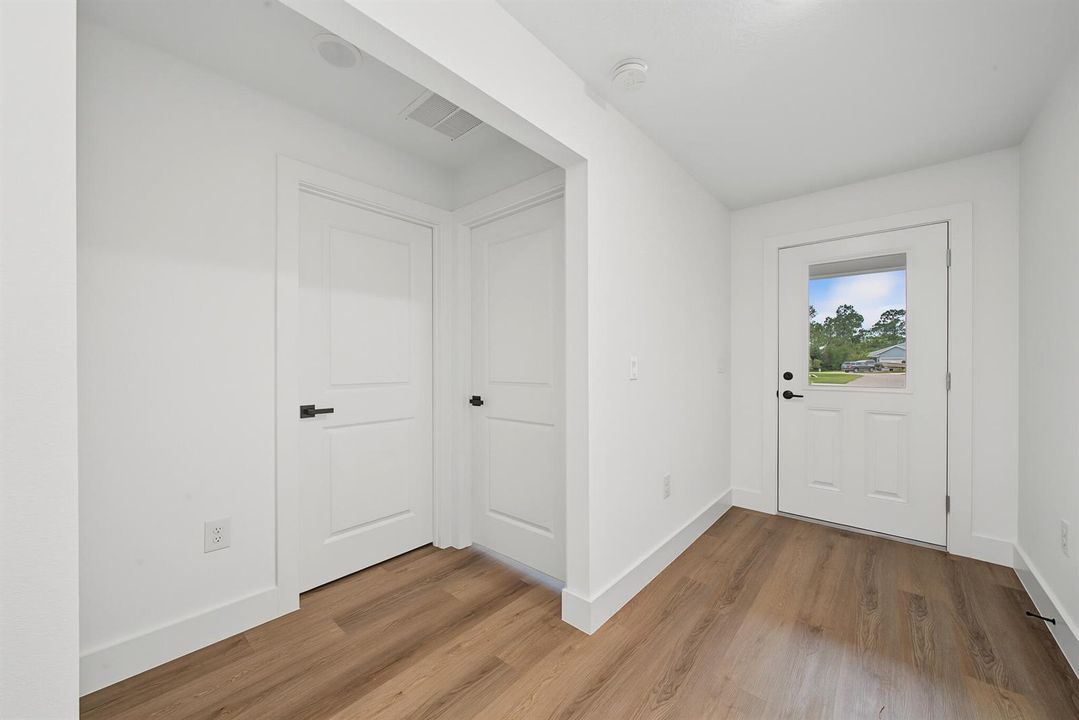 interior - foyer 2