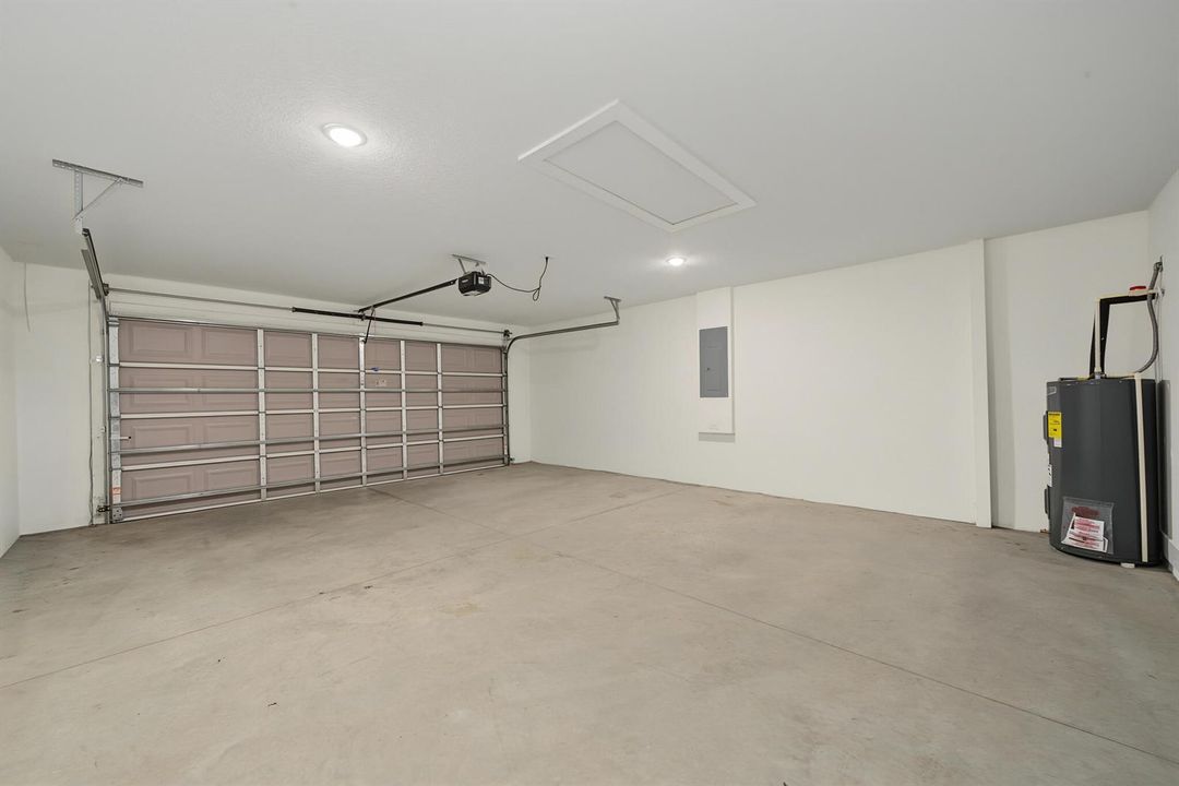 interior - garage 1 (1)