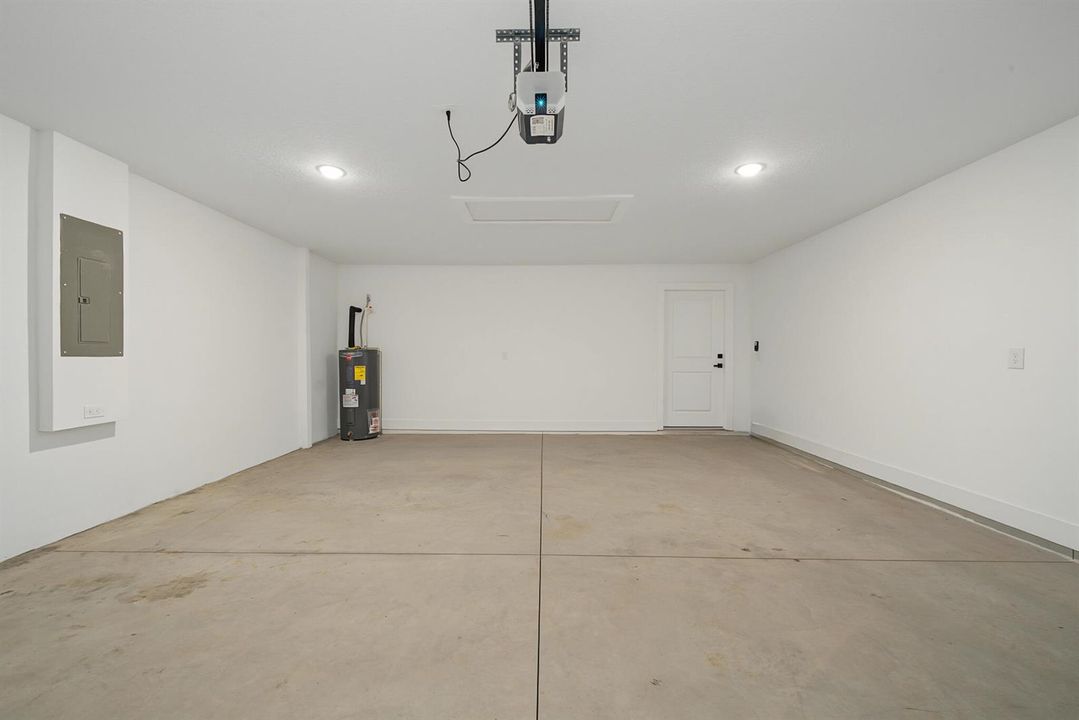 interior - garage 2