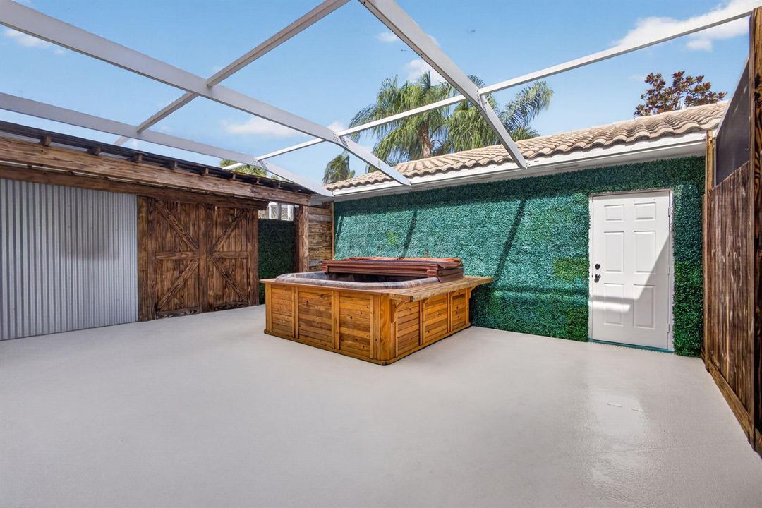 Courtyard w: Hot Tub