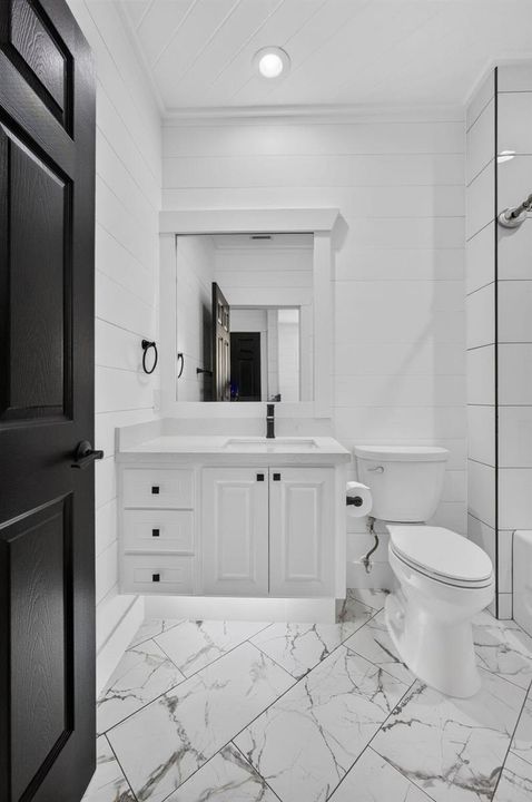 Upstairs Full Bath.