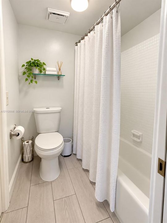 For Sale: $250,000 (2 beds, 1 baths, 880 Square Feet)