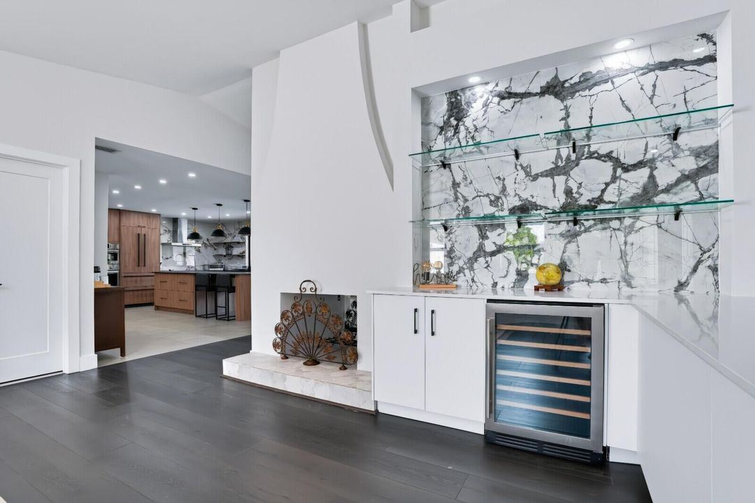 Dining Room/Bar Area