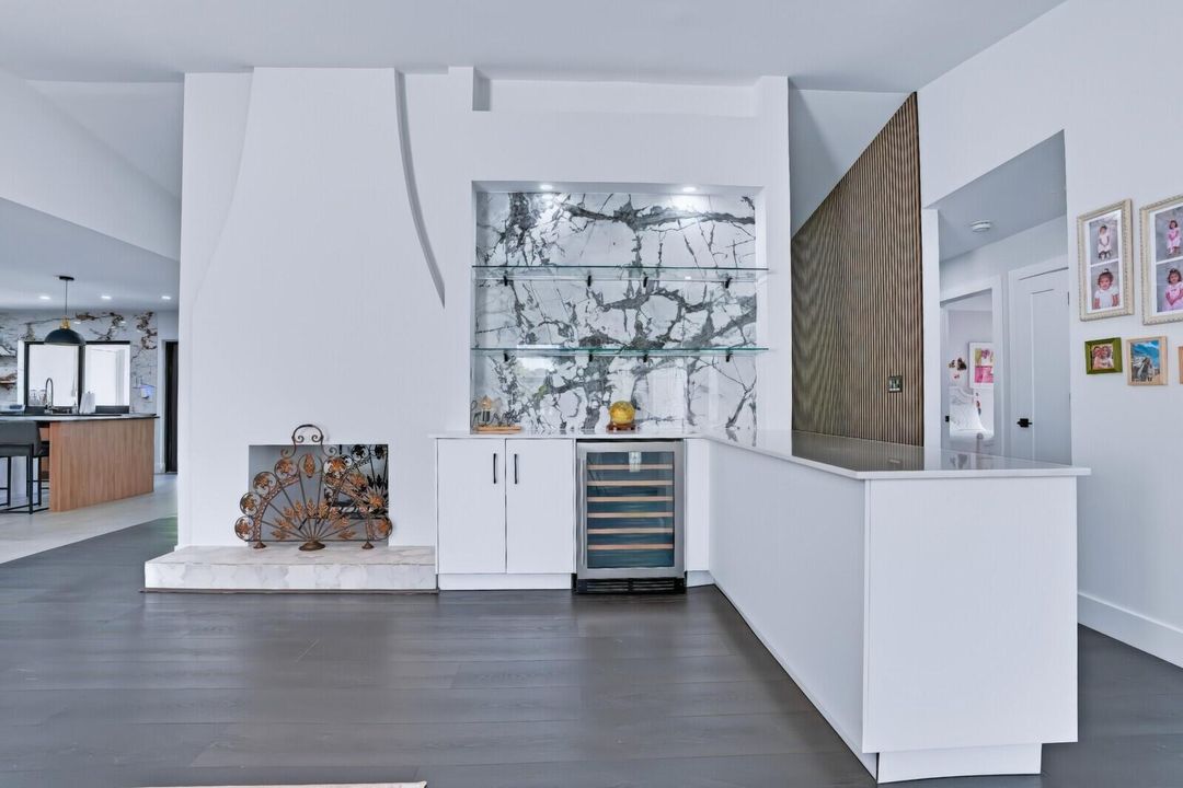 Dining Room/Bar Area