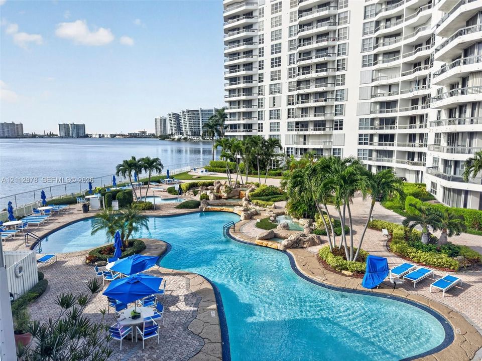 For Sale: $489,000 (2 beds, 2 baths, 1365 Square Feet)