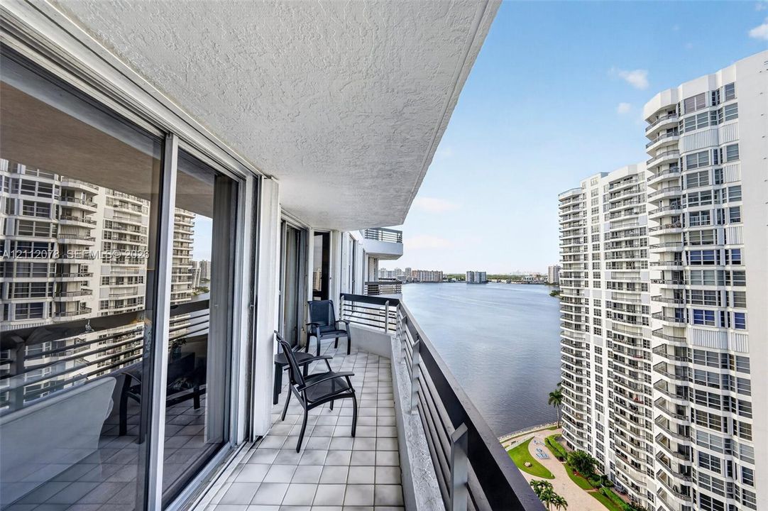For Sale: $489,000 (2 beds, 2 baths, 1365 Square Feet)