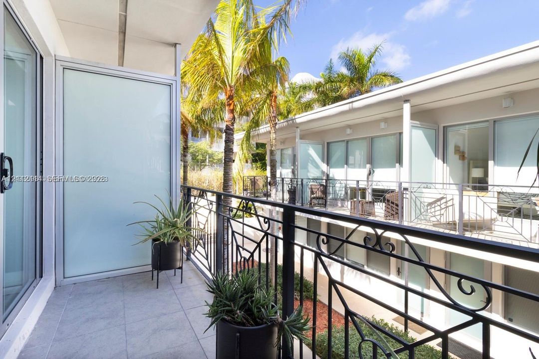 For Sale: $488,000 (1 beds, 1 baths, 791 Square Feet)