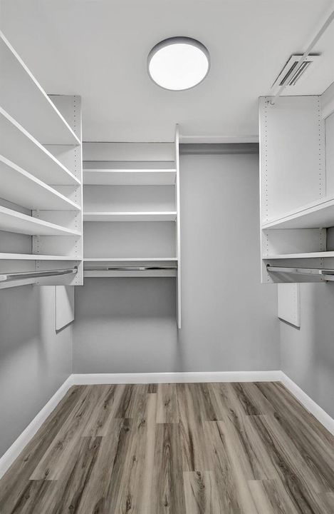 Master walk-in-closet