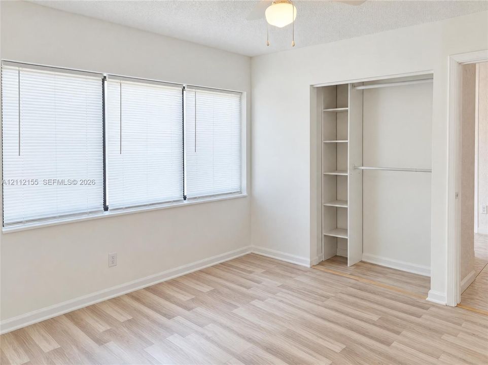На продажу: $295,000 (4 спален, 2 ванн, 1865 Квадратных фут)