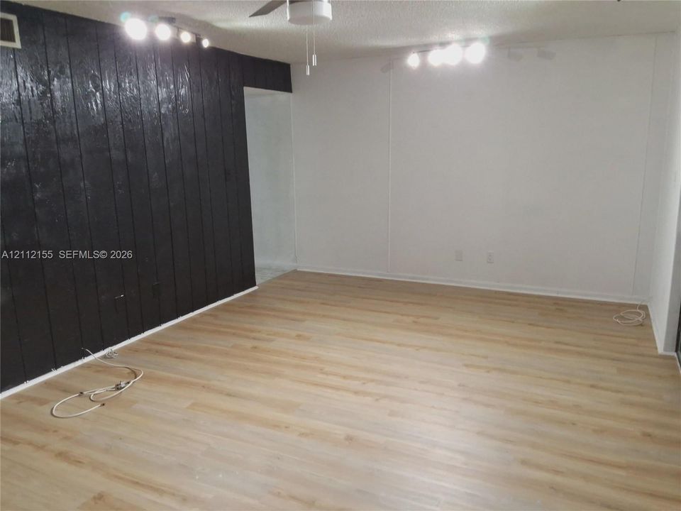 На продажу: $295,000 (4 спален, 2 ванн, 1865 Квадратных фут)