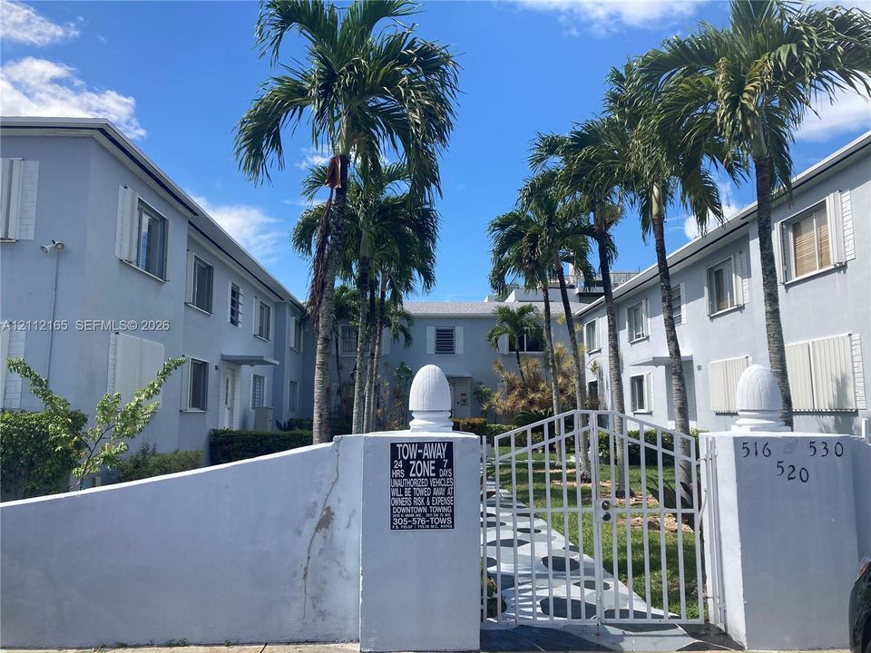 For Rent: $2,500 (2 beds, 1 baths, 840 Square Feet)