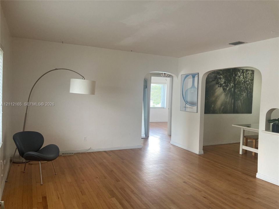 For Rent: $2,500 (2 beds, 1 baths, 840 Square Feet)