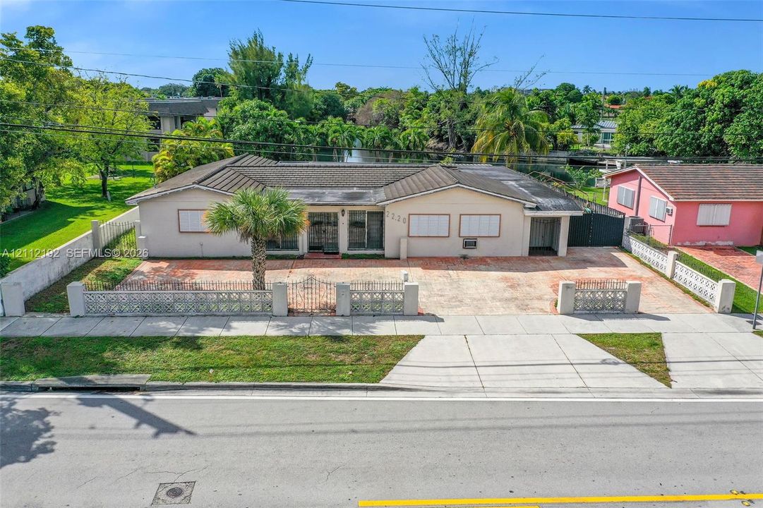 For Sale: $850,000 (3 beds, 2 baths, 2577 Square Feet)