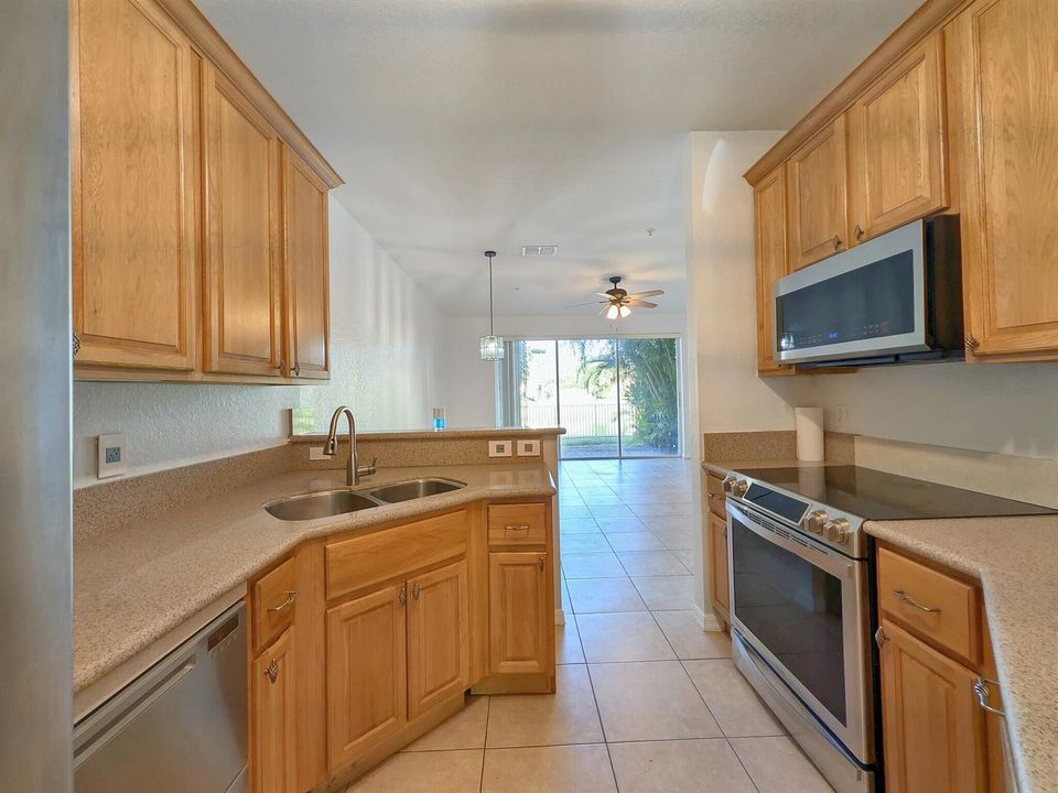 06_04_kitchen_to_living