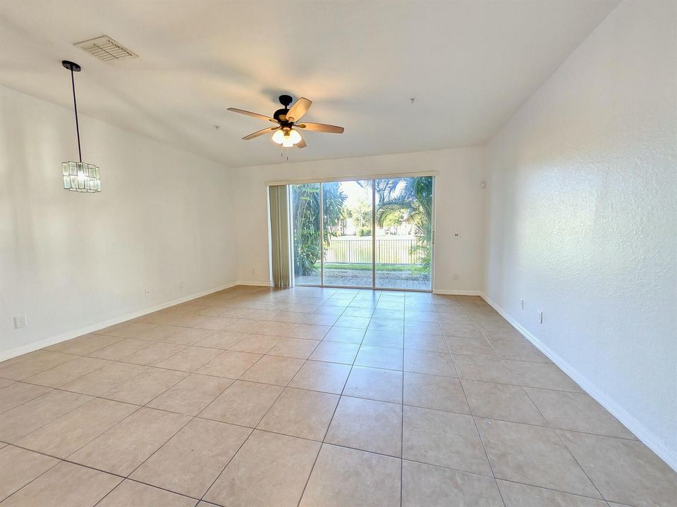 03_05_living_room_slider