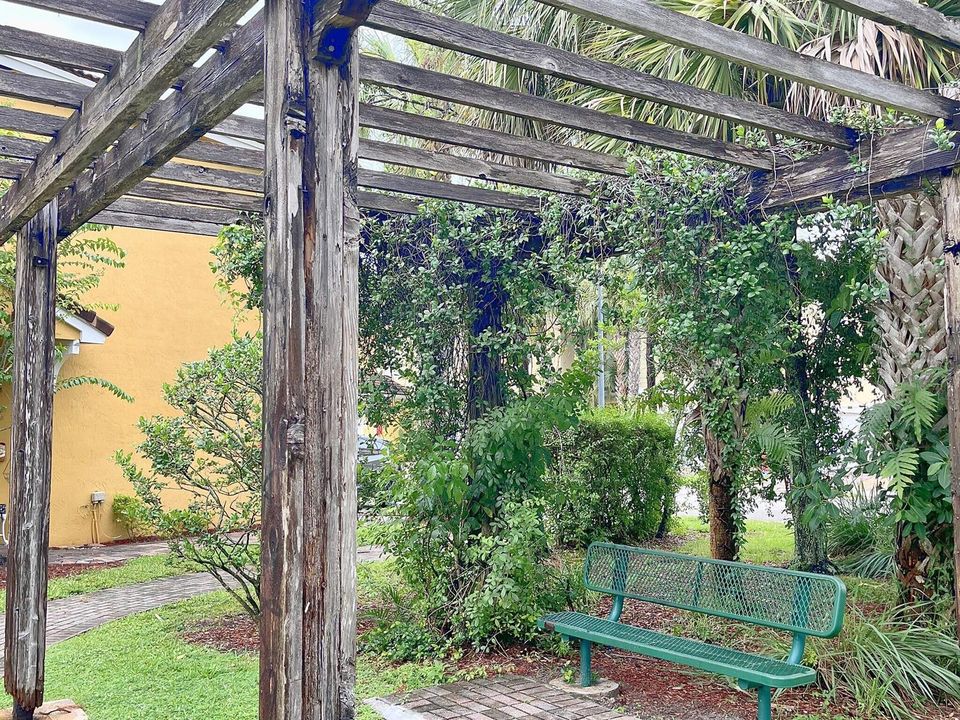24_b19_community_pergola