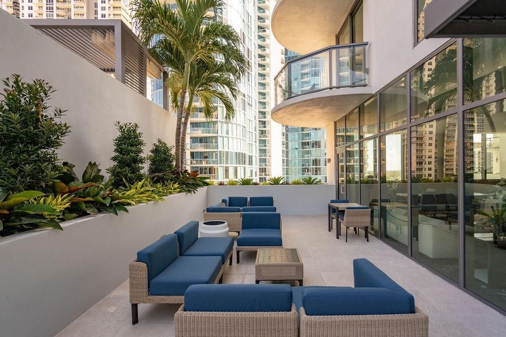 30 Outdoor Lounge, Natural Light