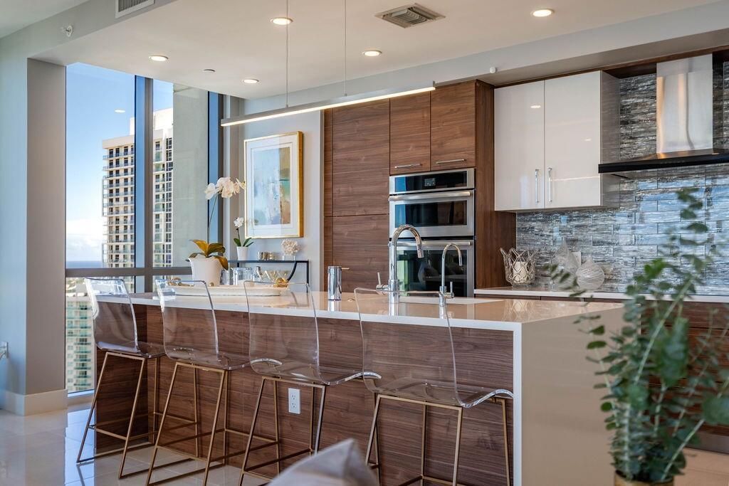 08 Kitchen Island and Bar Seating, Natur