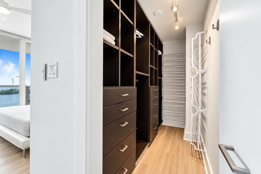 Bed prim Closet with Waterfront View