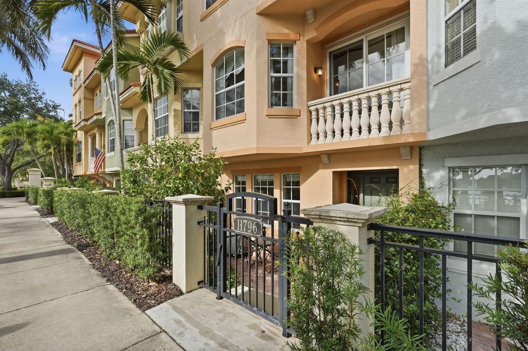 48-web-or-mls-11796_Valencia_Gardens_Ave
