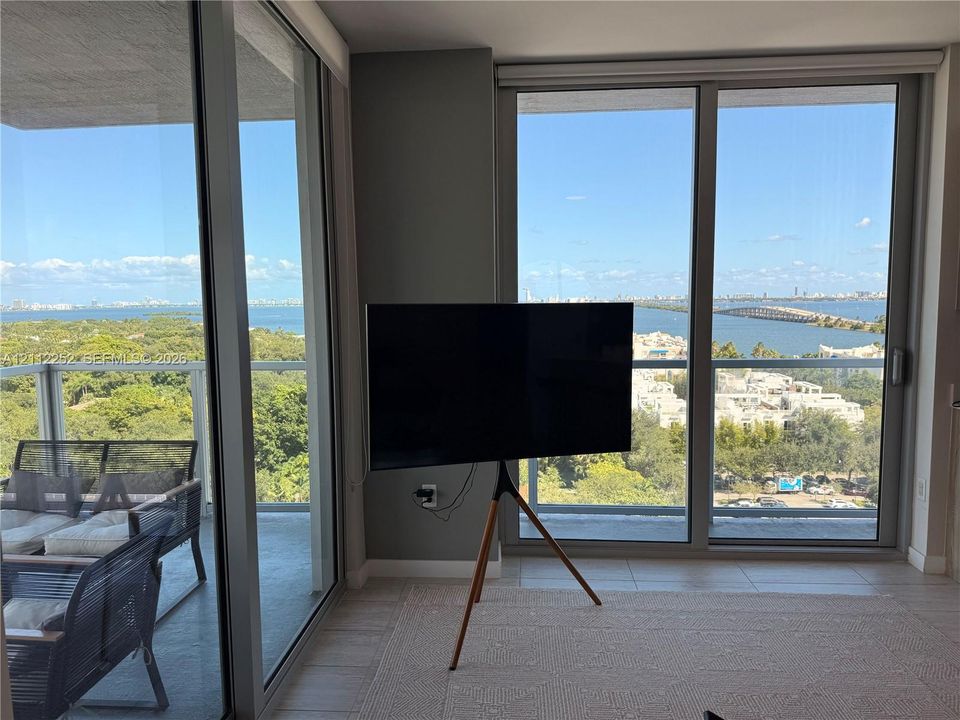 For Sale: $990,000 (2 beds, 2 baths, 1162 Square Feet)