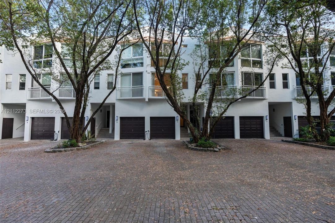 For Rent: $6,500 (3 beds, 2 baths, 1300 Square Feet)