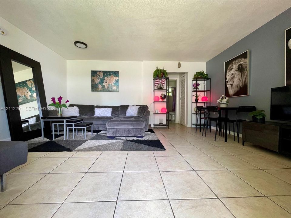 For Rent: $1,590 (1 beds, 1 baths, 675 Square Feet)