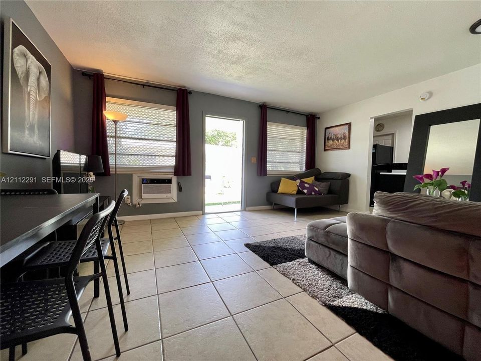 For Rent: $1,590 (1 beds, 1 baths, 675 Square Feet)