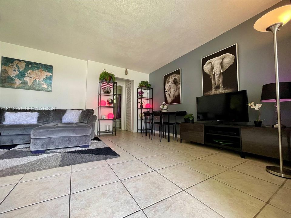 For Rent: $1,590 (1 beds, 1 baths, 675 Square Feet)