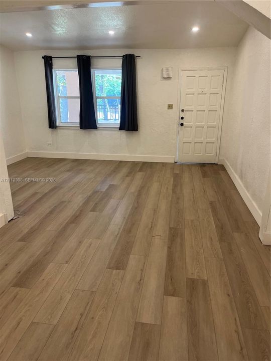 For Rent: $2,200 (2 beds, 1 baths, 1127 Square Feet)