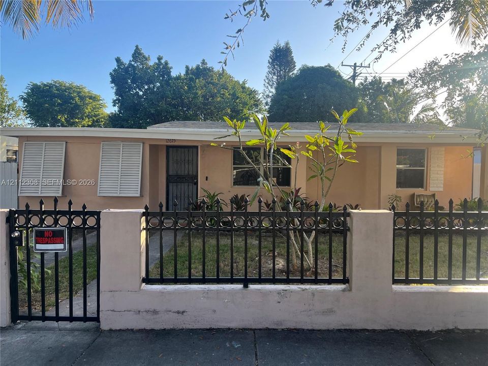 For Rent: $2,200 (2 beds, 1 baths, 1127 Square Feet)