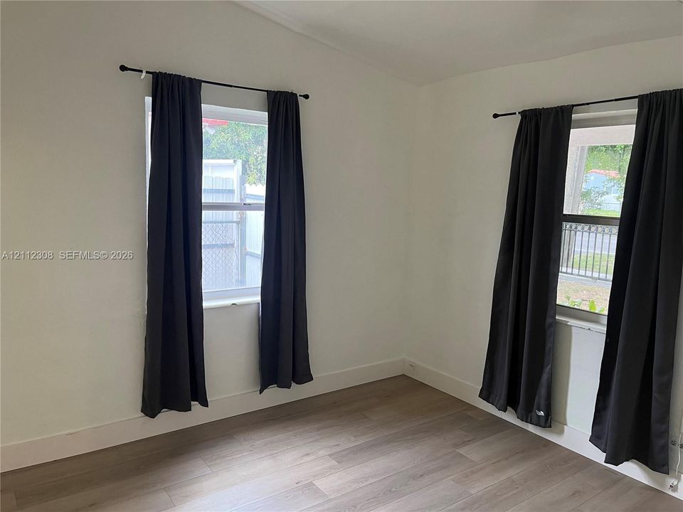 For Rent: $2,200 (2 beds, 1 baths, 1127 Square Feet)
