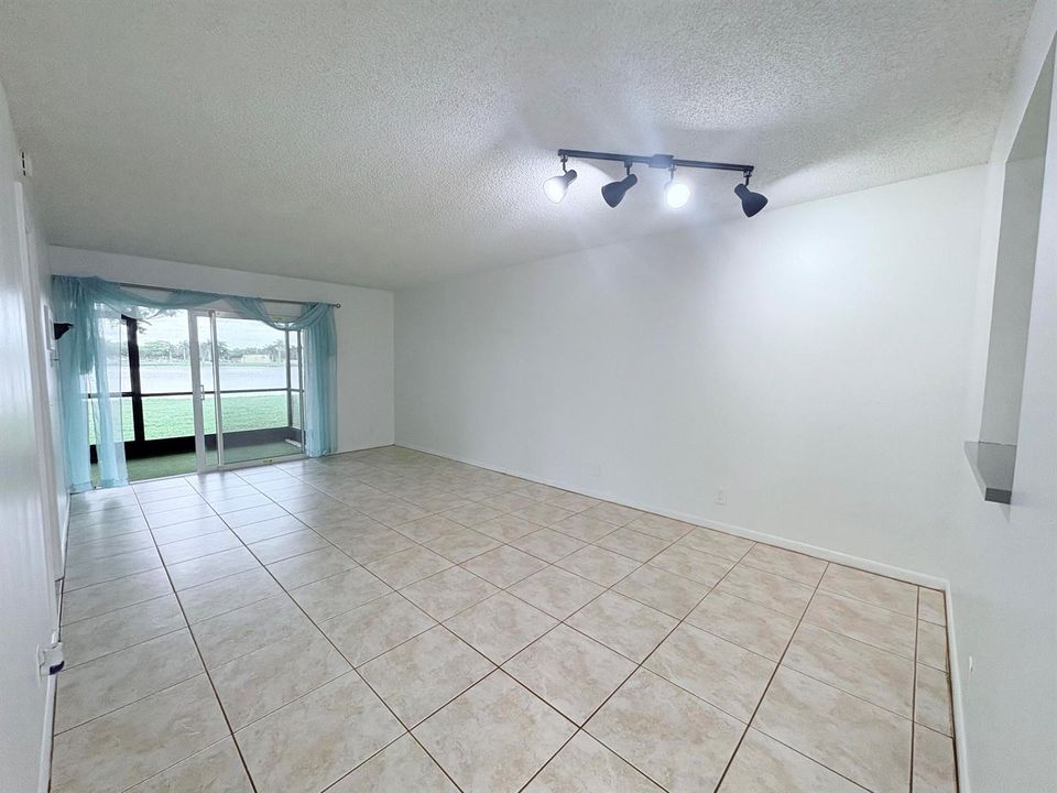 4. Living:Balcony 8720-101