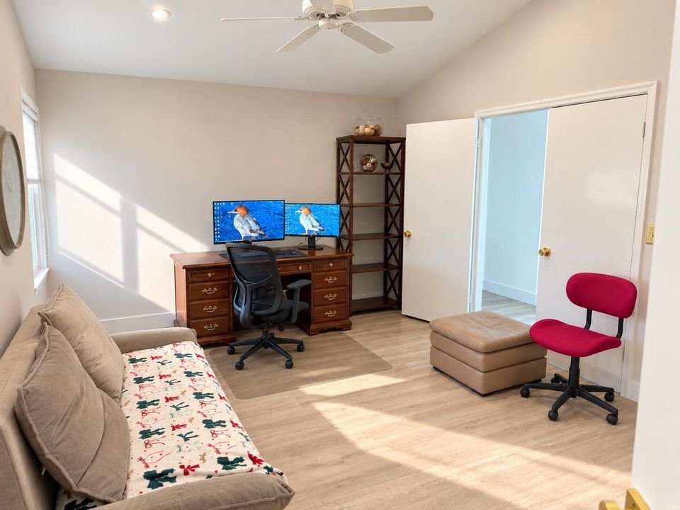 Bright 3rd Bedroom / Home Office / Study