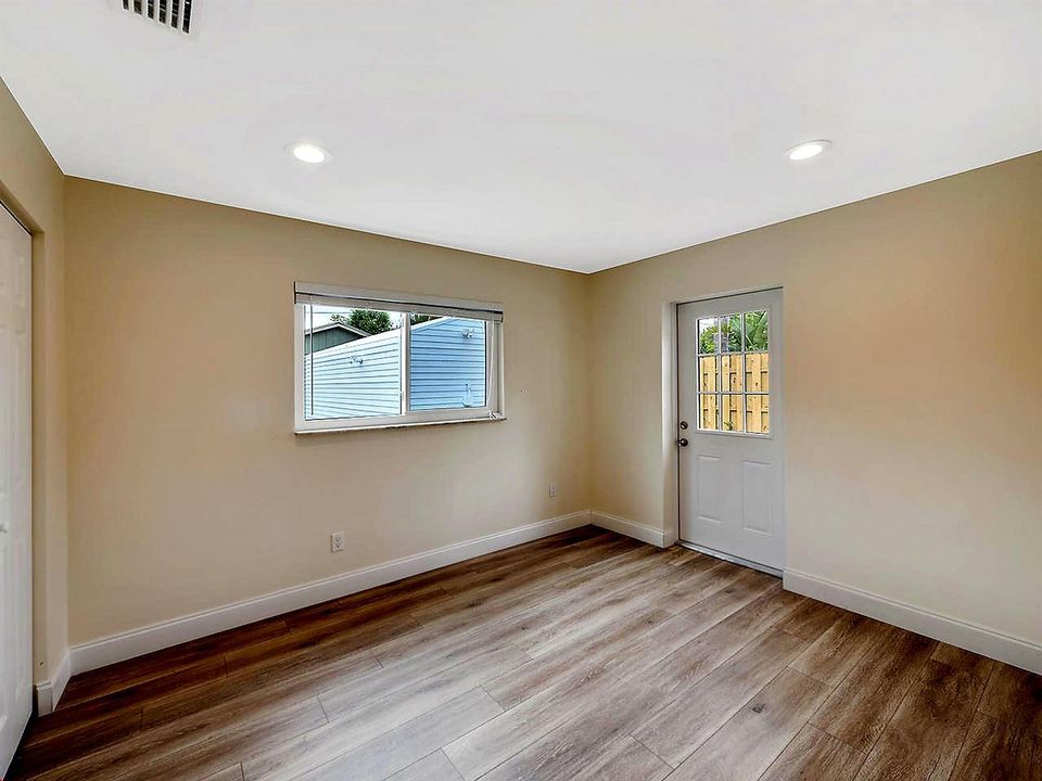 976-SW-37th-St-11-bedroom-3