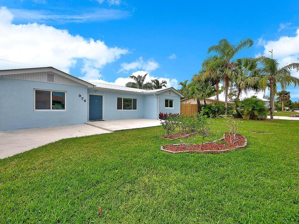 976-SW-37th-St-01-exterior-front