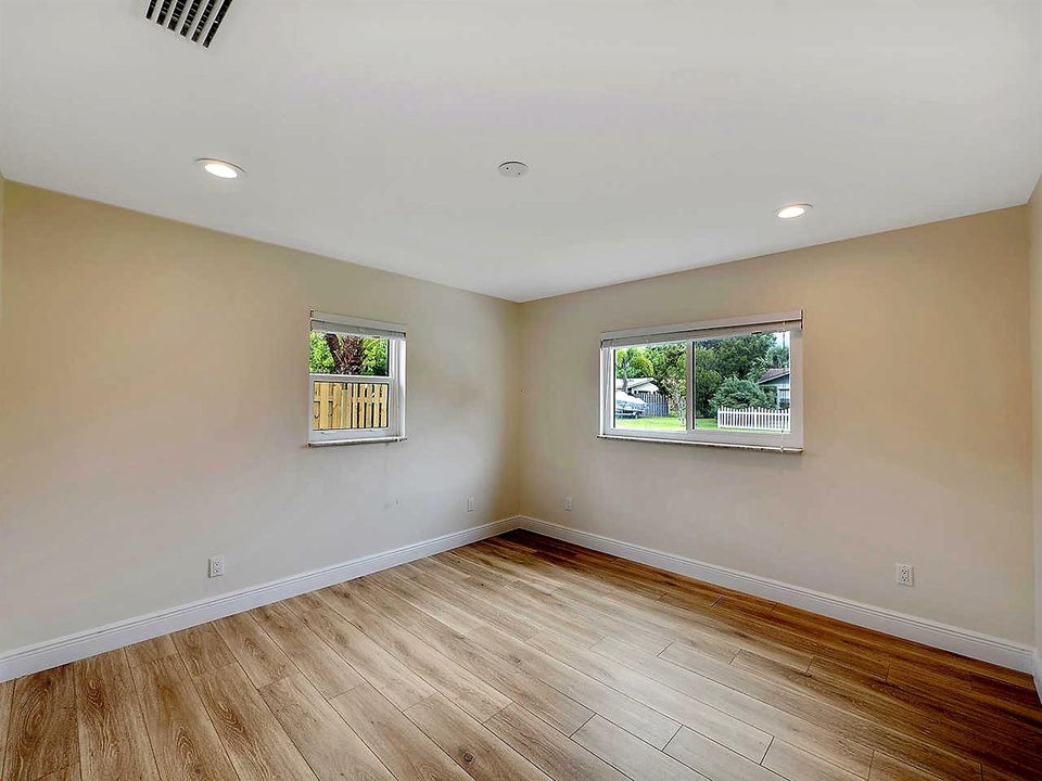 976-SW-37th-St-09-bedroom-1