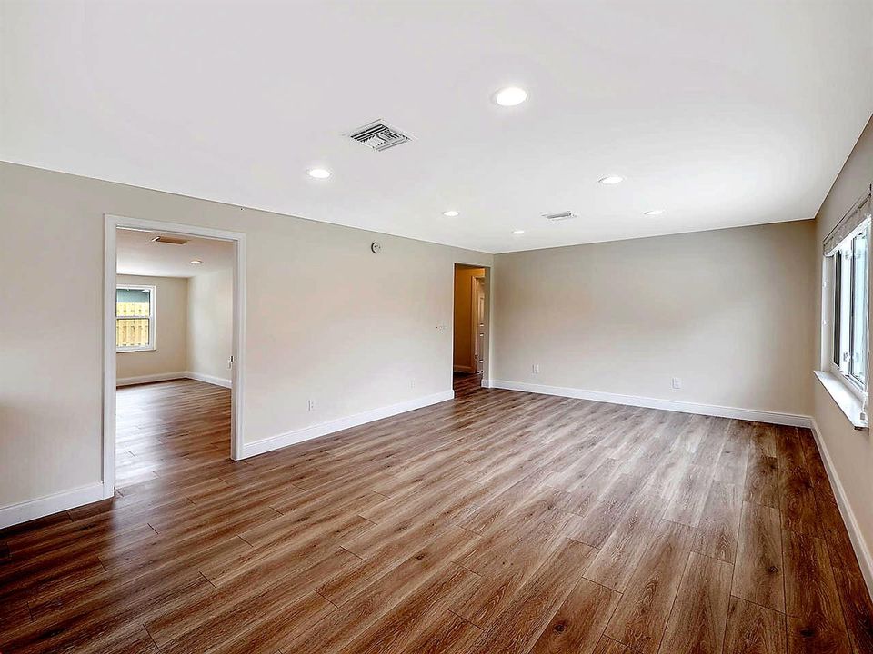 976-SW-37th-St-03-living-room