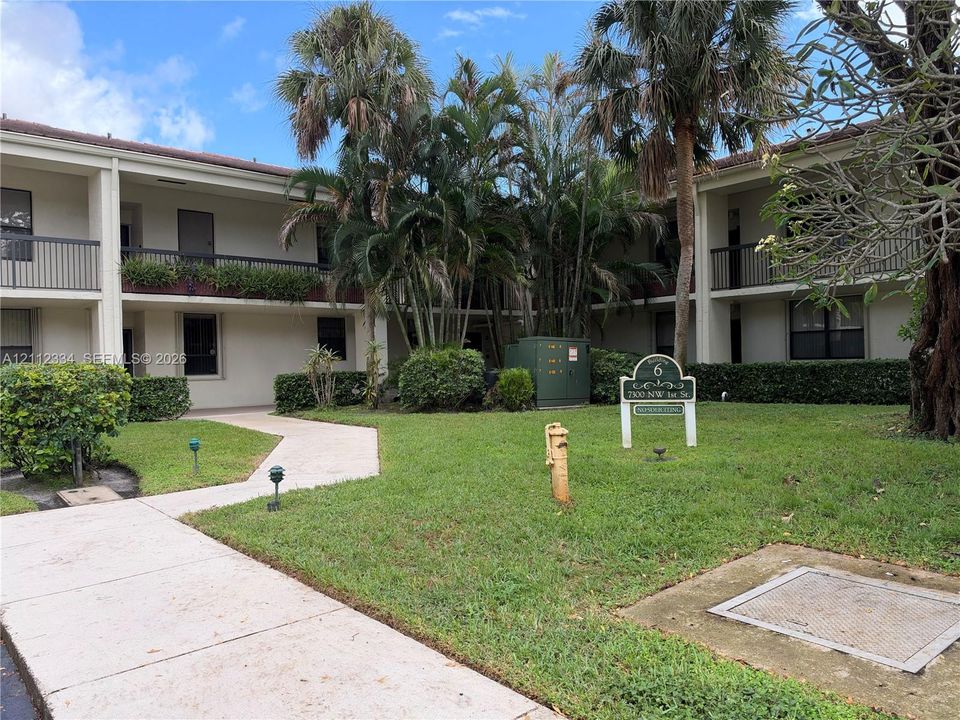 For Rent: $2,075 (2 beds, 2 baths, 979 Square Feet)