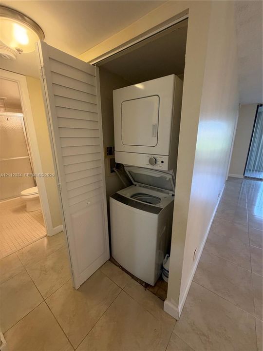 For Rent: $2,075 (2 beds, 2 baths, 979 Square Feet)